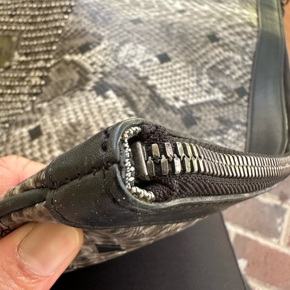 MCM BLACK LEATHER WITH WRISTLET MACBOOK POUCH/BAG 🌟AUTHENTIC 🌟 - Picture 11 of 13